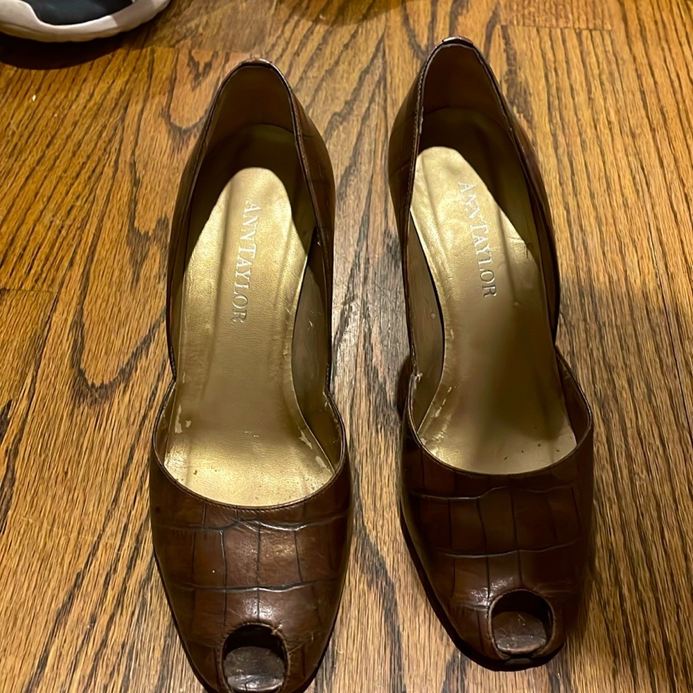 Ann Taylor peep toe heels in brown!!